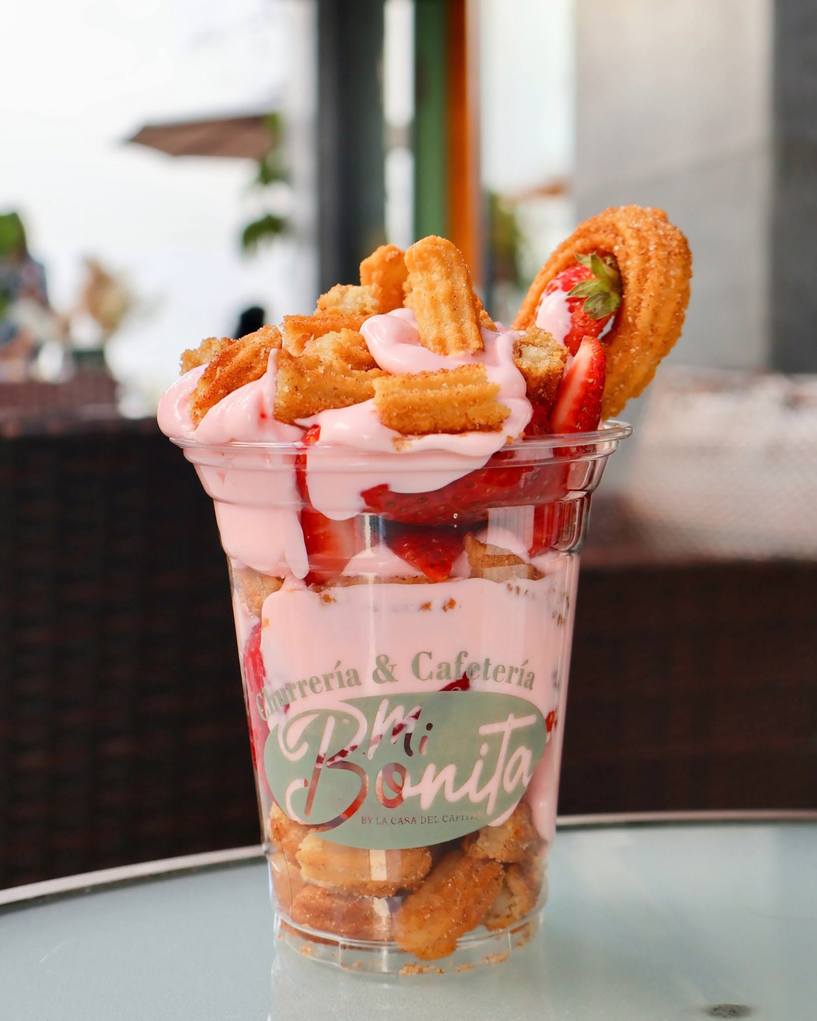 Churros con fresas y crema